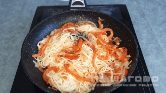 Фото приготовления рецепта: Спагетти с овощами и соевым соусом - шаг 4