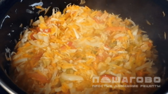 Фото приготовления рецепта: Салат из помидоров, моркови и перца на зиму без стерилизации - шаг 3