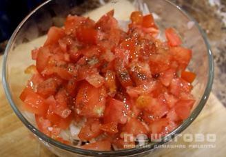 Фото приготовления рецепта: Салат из рыбы с помидорами - шаг 5