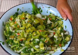 Фото приготовления рецепта: Салат из зеленых помидоров на зиму - шаг 2