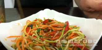 Фото приготовления рецепта: Кабачки с морковью по-корейски - шаг 12