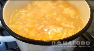 Фото приготовления рецепта: Суп из консервированной сайры - шаг 4