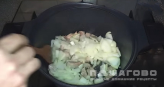 Фото приготовления рецепта: Солянка из капусты с мясом - шаг 5