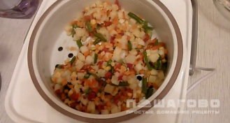 Фото приготовления рецепта: Гарнир из замороженных овощей в мультиварке - шаг 3