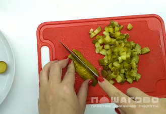 Фото приготовления рецепта: Сырный салат с сухариками и солеными огурцами - шаг 1