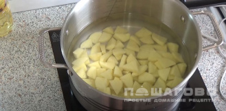 Фото приготовления рецепта: Суп с тушенкой, картошкой и вермишелью - шаг 2