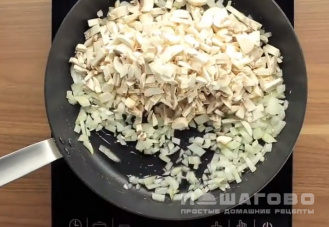 Фото приготовления рецепта: Яичные блинчики с курицей и грибами - шаг 4