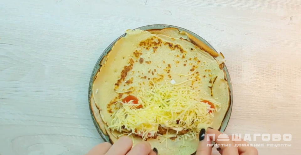 Фото приготовления рецепта: Блинчики с курицей и сыром - шаг 2