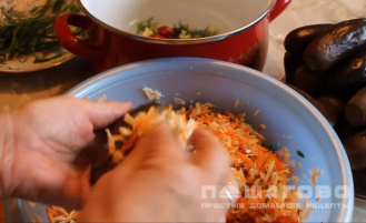 Фото приготовления рецепта: Квашеные баклажаны с капустой - шаг 4