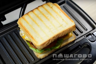 Фото приготовления рецепта: Сэндвич с яичницей беконом и сыром в электрогриле - шаг 4