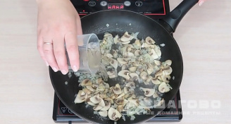 Фото приготовления рецепта: Соус сметанно-грибной - шаг 5