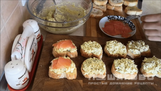 Фото приготовления рецепта: Бутерброды с красной рыбой и авокадо - шаг 3
