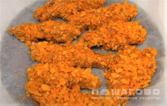 Фото приготовления рецепта: Куриные наггетсы в картофельных чипсах, запеченные в духовке - шаг 5