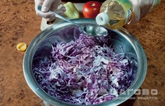 Фото приготовления рецепта: Салат из красной капусты с уксусом - шаг 2
