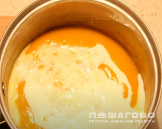 Фото приготовления рецепта: Тыквенный суп-пюре со сливками и курицей - шаг 4