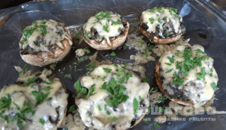 Фото приготовления рецепта: Фаршированные грибы шампиньоны в духовке - шаг 7