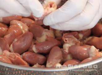 Фото приготовления рецепта: Куриные сердечки в сливочно-чесночном соусе - шаг 1