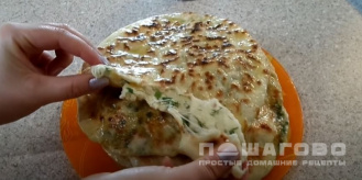Фото приготовления рецепта: Лепёшки с сыром и зеленью жареные на сковороде - шаг 11