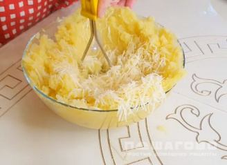 Фото приготовления рецепта: Чебуреки с картошкой и сыром - шаг 4