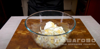 Фото приготовления рецепта: Салат с кальмарами и яйцом и огурцом - шаг 7