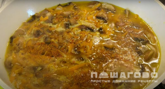 Фото приготовления рецепта: Овощной плов с шампиньонами - шаг 6