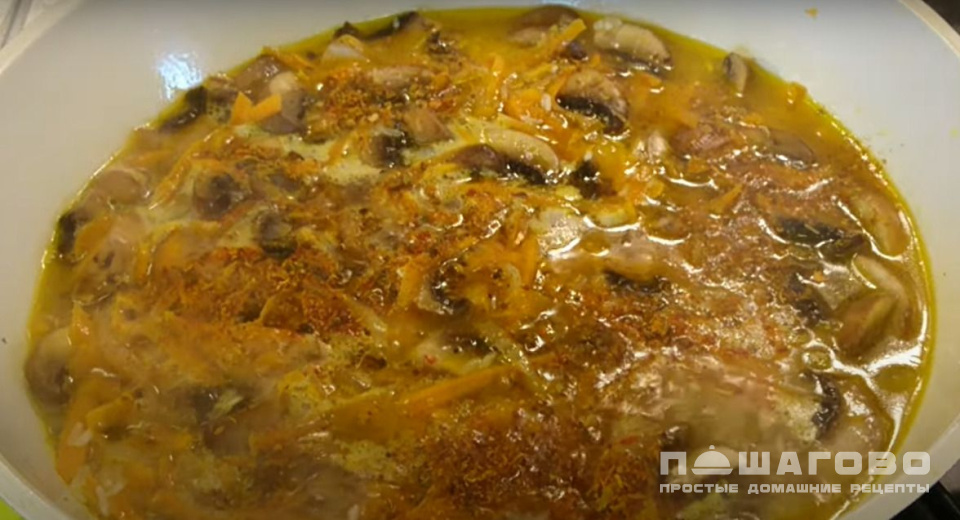 Фото приготовления рецепта: Овощной плов с шампиньонами - шаг 6