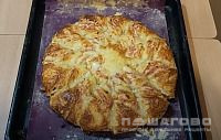 Фото приготовления рецепта: Пирог с сыром и сосисками - шаг 9