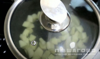 Фото приготовления рецепта: Суп из консервированного тунца с зеленым горошком - шаг 1