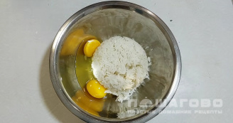 Фото приготовления рецепта: Рис жареный с яйцом - шаг 3