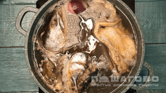Фото приготовления рецепта: Уха из головы и хвоста горбуши - шаг 2