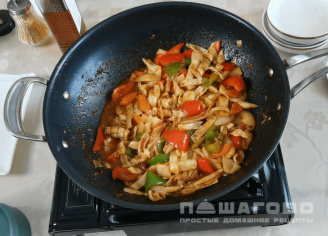Фото приготовления рецепта: Кальмары, тушеные с овощами - шаг 3