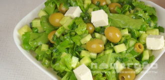 Фото приготовления рецепта: Зеленый греческий салат с брынзой и листьями салата - шаг 6