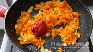 Фото приготовления рецепта: Рассольник с солеными помидорами и перловкой - шаг 3