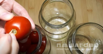 Фото приготовления рецепта: Маринованные помидоры - шаг 3