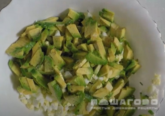 Фото приготовления рецепта: Салат из огурцов и авокадо - шаг 2