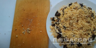 Фото приготовления рецепта: Салат "Черепаха" 🐢 с курицей и черносливом - шаг 7
