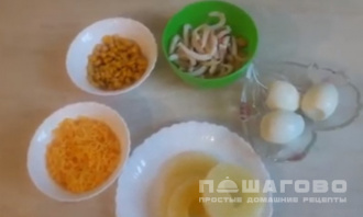 Фото приготовления рецепта: Салат с кальмарами и ананасом - шаг 3