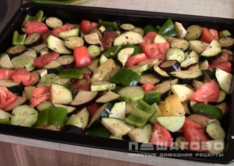 Фото приготовления рецепта: Овощное рагу в духовке с баклажанами - шаг 5