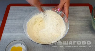 Фото приготовления рецепта: Ленивый заливной пирог с яйцом и зеленью - шаг 7