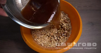 Фото приготовления рецепта: Гранола с соленым арахисом - шаг 3