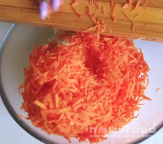 Фото приготовления рецепта: Салат с морковью и сыром - шаг 2