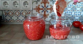 Фото приготовления рецепта: Сырая аджика из помидоров на зиму - шаг 5