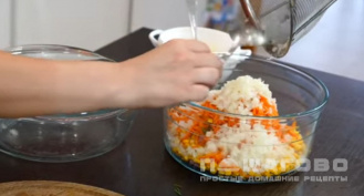 Фото приготовления рецепта: Салат с корейской морковкой - шаг 5