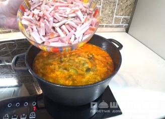 Фото приготовления рецепта: Домашняя солянка с мясным ассорти русская - шаг 8