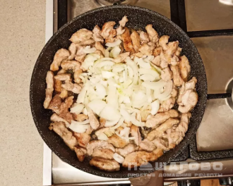 Фото приготовления рецепта: Бефстроганов из свинины со сметаной - шаг 2