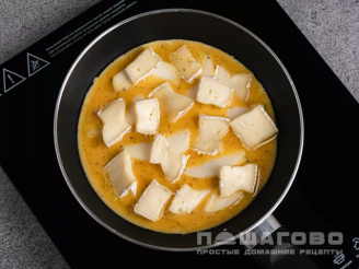 Фото приготовления рецепта: Омлет с ветчиной сыром и яблоком - шаг 5