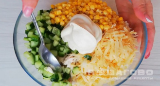 Фото приготовления рецепта: Салат с консервированной кукурузой и сухариками - шаг 5
