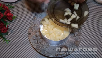 Фото приготовления рецепта: Салат с ананасом и сыром - шаг 5