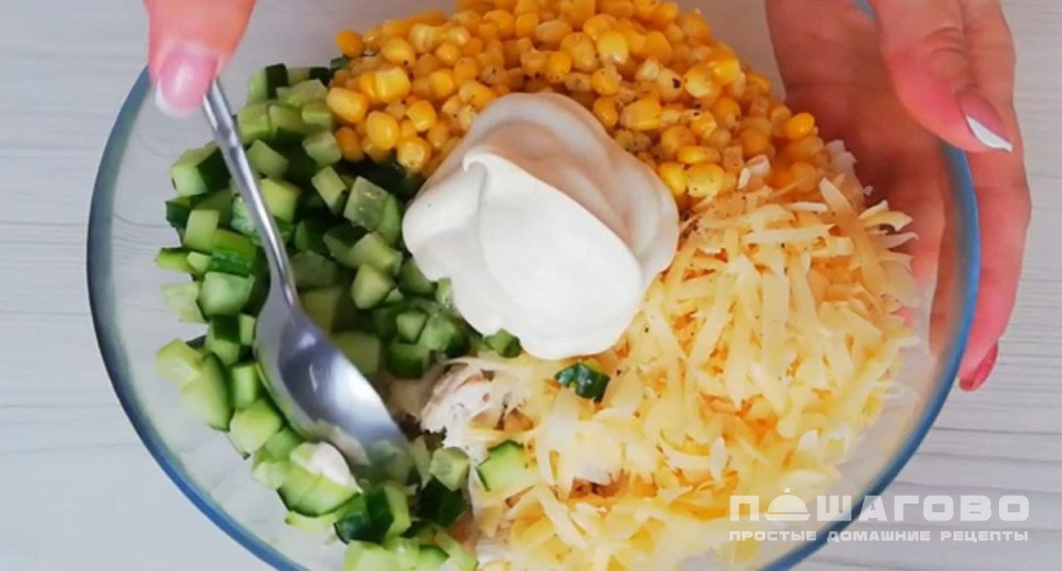 Фото приготовления рецепта: Салат с консервированной кукурузой и сухариками - шаг 5