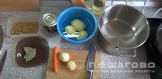 Фото приготовления рецепта: Суп с тушенкой, картошкой и вермишелью - шаг 1